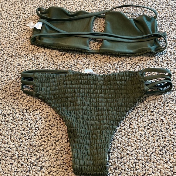 Ruched Green 2 Piece Bathing Suit Size Small in Like New Condition - Picture 4 of 5